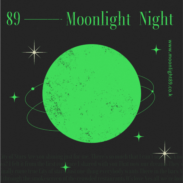 Cartaz quadrado com fundo preto e imagens verdes de planetas e estrelas com letras a dizer Moonlight Night (Noite ao luar) a verde